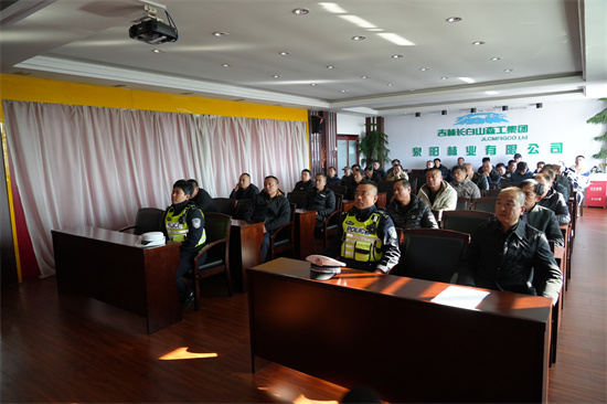 筑牢交通防线 严守安全底线  泉林公司开展通勤车安全专项检查（1）.jpg